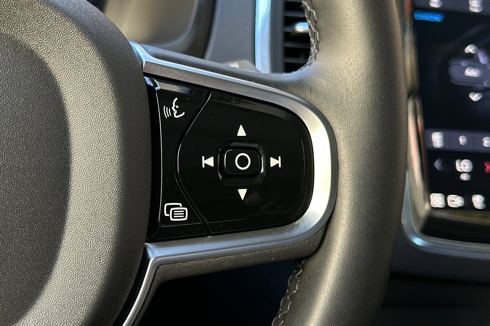 Certified 2025 Volvo XC90 B5 Core w/ Protection Package Premier image 29