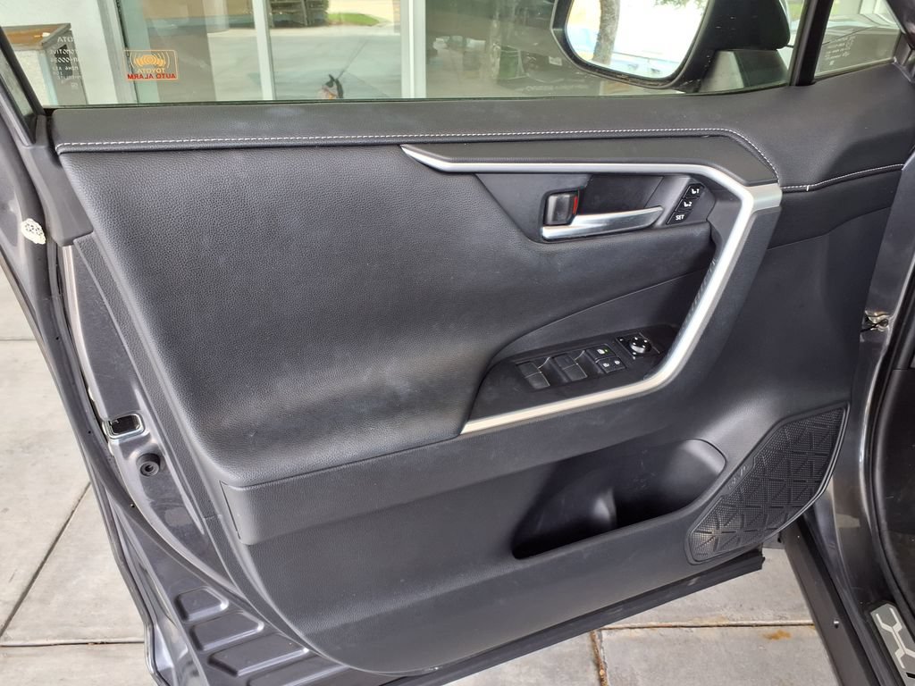 Used 2020 Toyota RAV4 Limited FWD image 19
