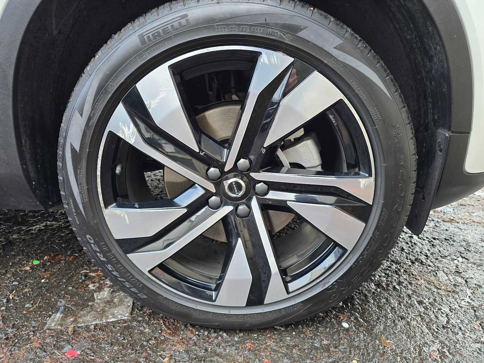 Certified 2024 Volvo XC40 B5 Ultimate w/ Climate Package image 17