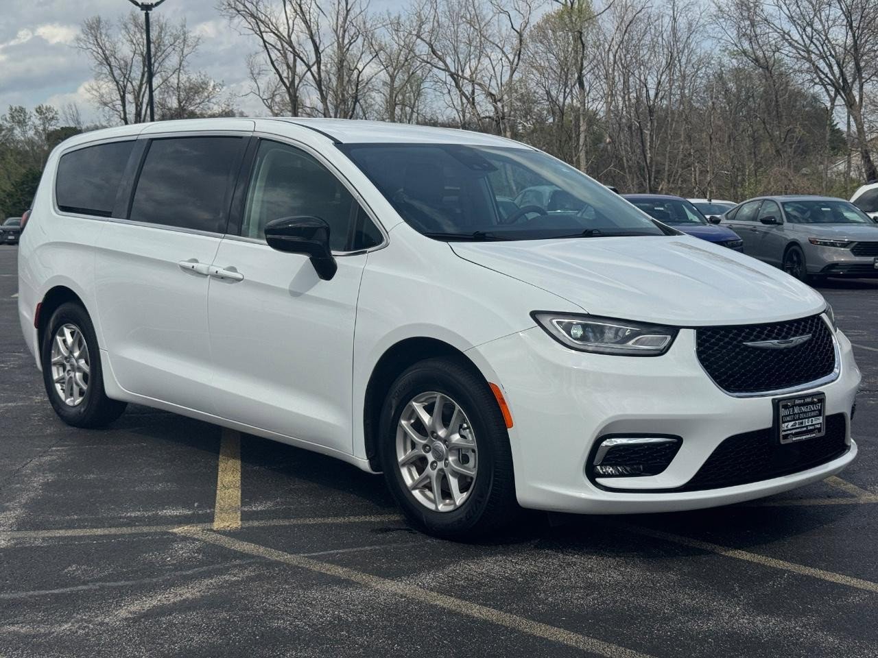 Used 2024 Chrysler Pacifica Touring-L image 2