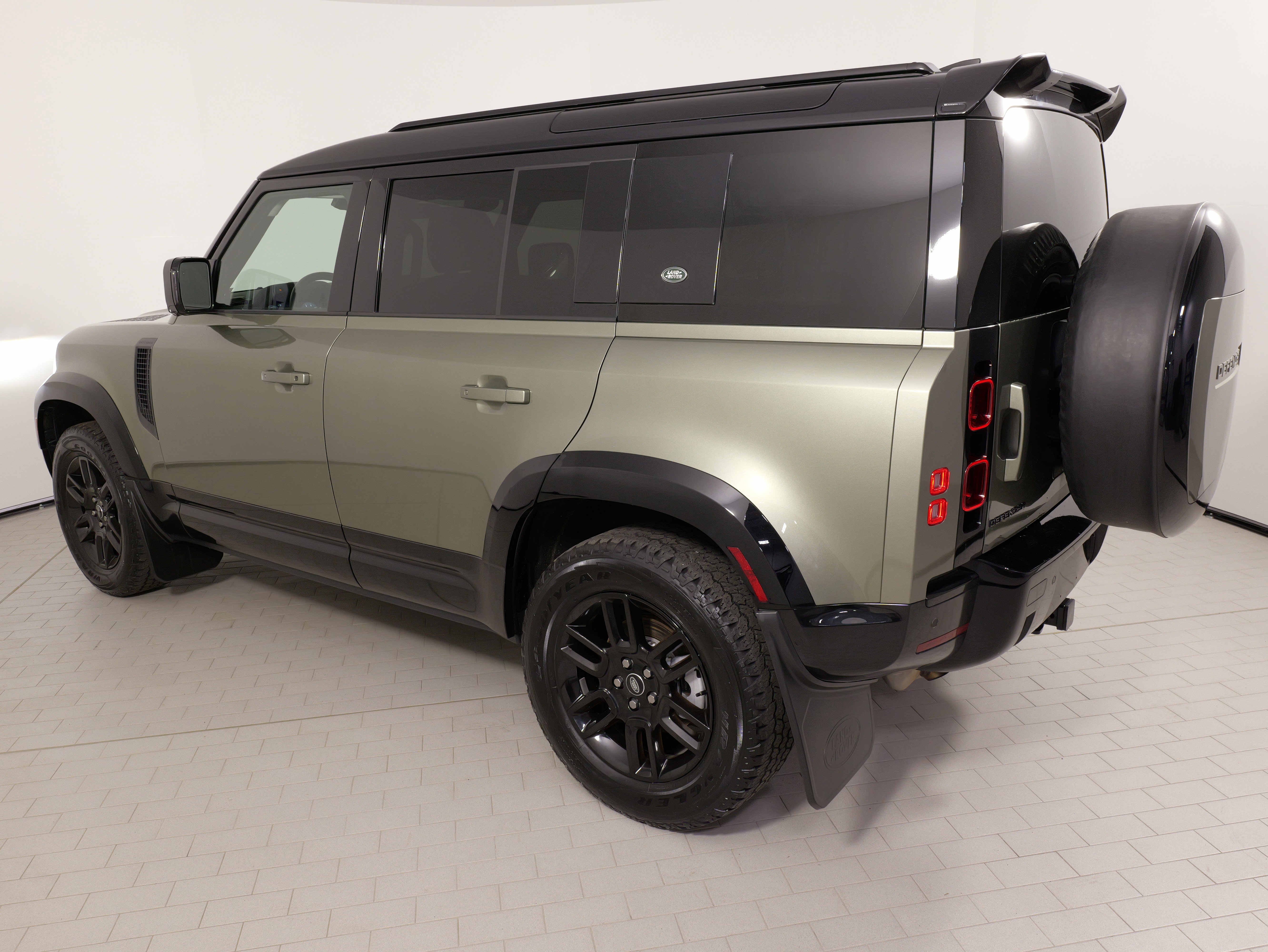 Used 2024 Land Rover Defender 110 S image 14