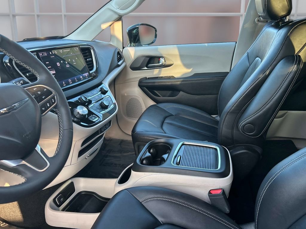 Used 2024 Chrysler Pacifica Touring-L image 22