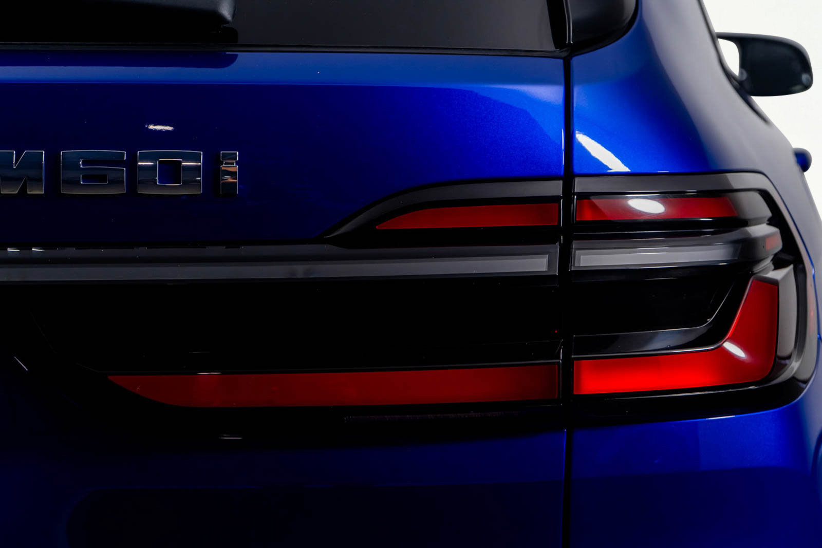 Used 2024 BMW X7 M60i w/ Premium Package image 32