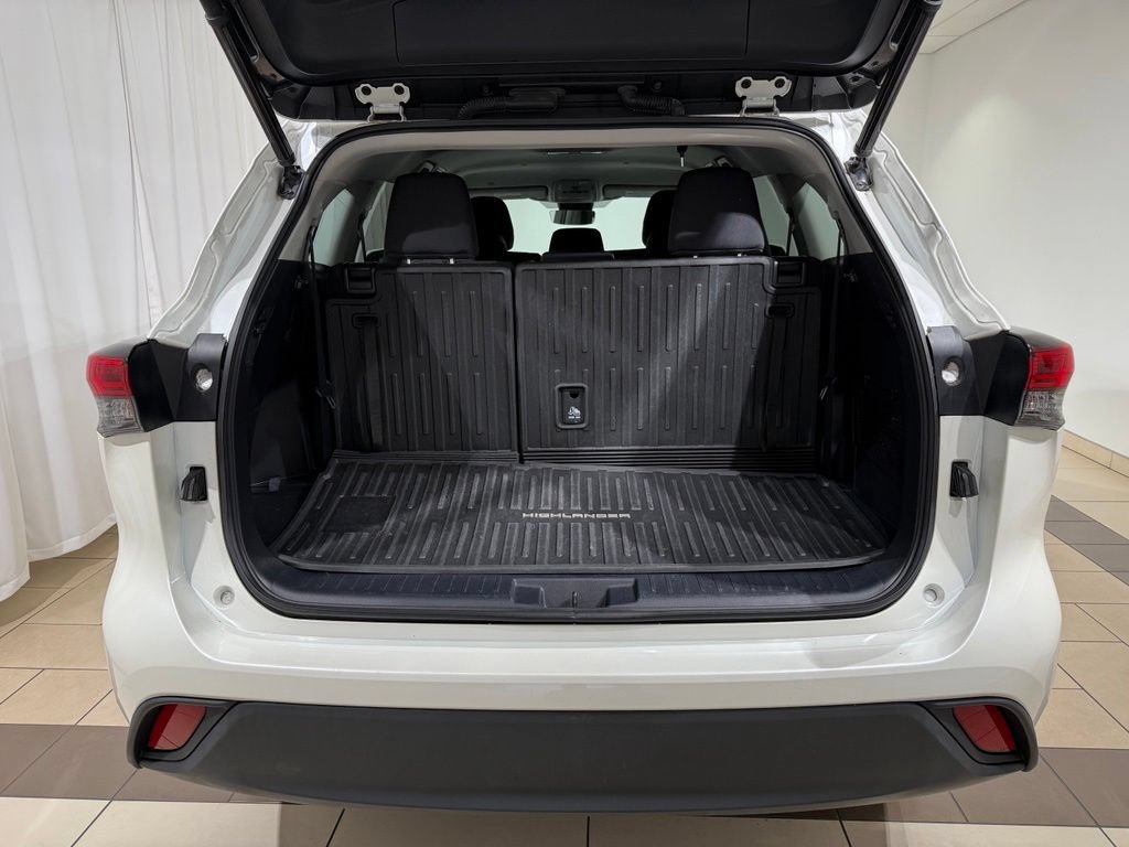 Used 2021 Toyota Highlander LE AWD/4WD image 11