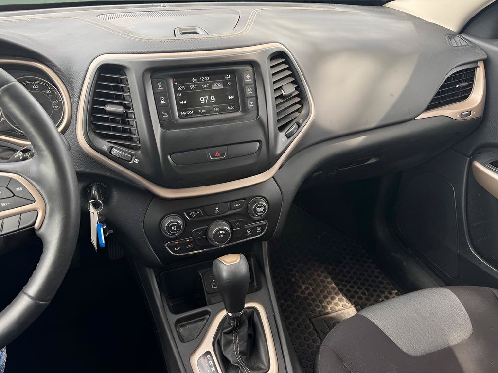 Used 2018 Jeep Cherokee Latitude w/ Altitude Package FWD image 26
