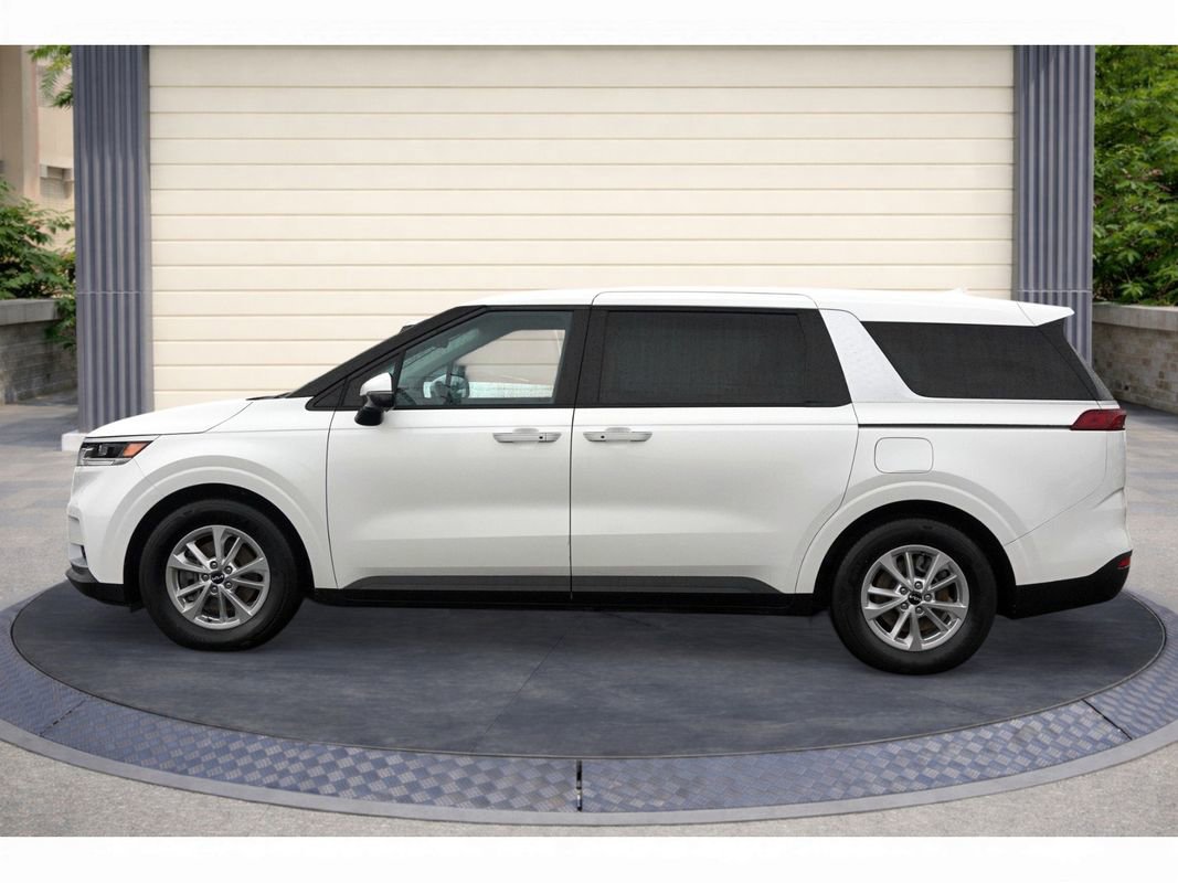 Used 2024 Kia Carnival LX FWD image 4