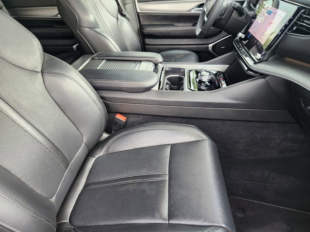 Used 2025 Jeep Wagoneer L 4WD image 13