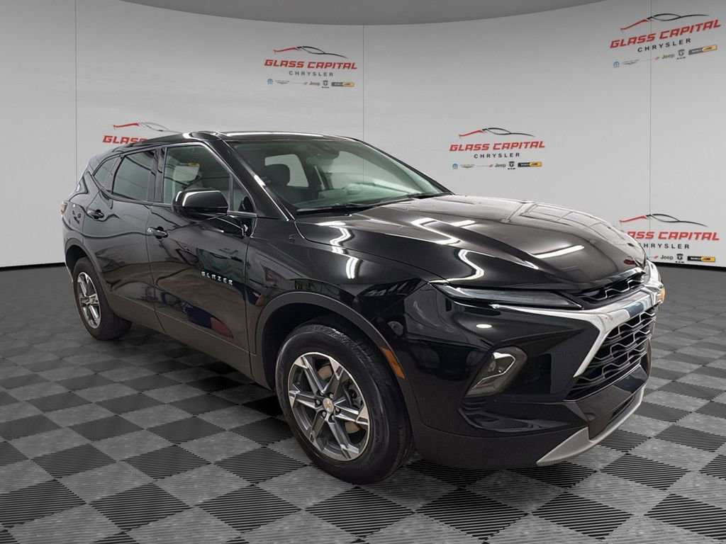 Used 2025 Chevrolet Blazer LT image 1