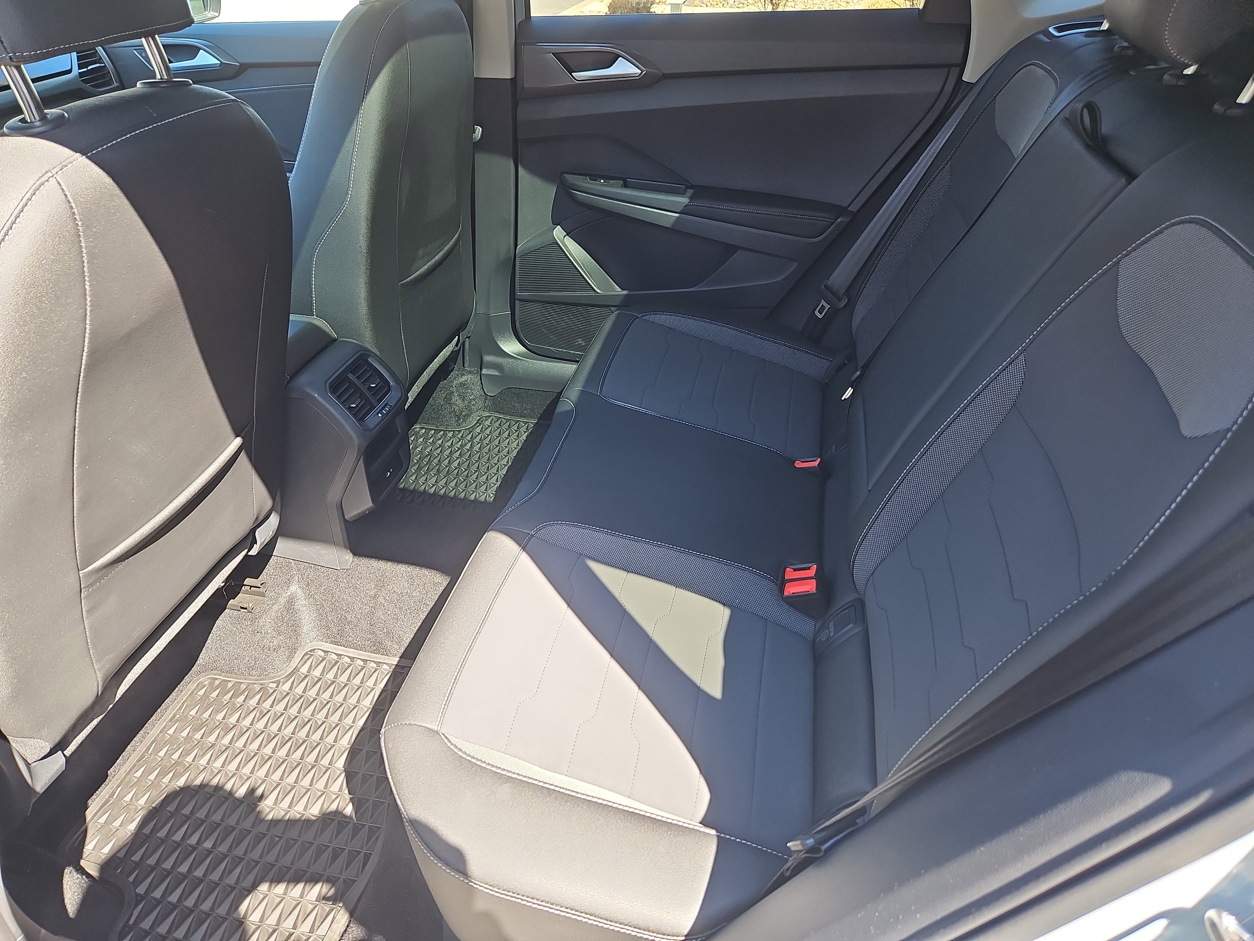 Used 2025 Volkswagen Taos SE image 30