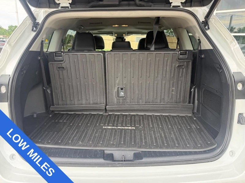 Used 2023 Toyota Highlander XLE AWD/4WD image 4