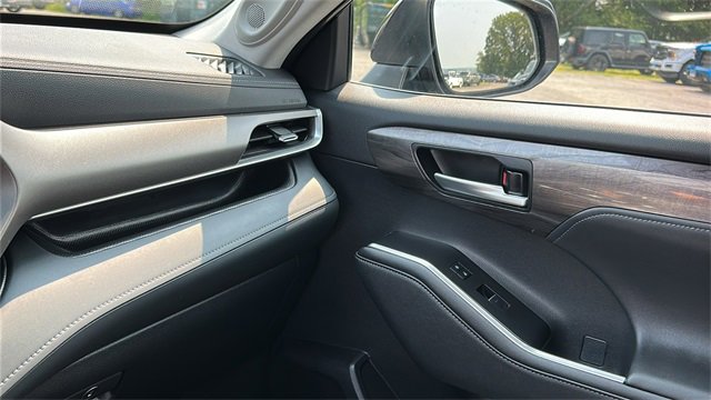 Used 2023 Toyota Highlander Limited image 25