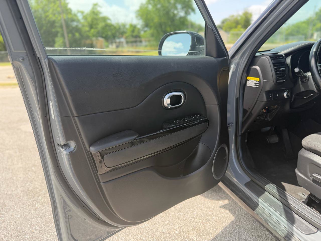 Used 2015 Kia Soul ! w/ Sun & Sound Package FWD image 9