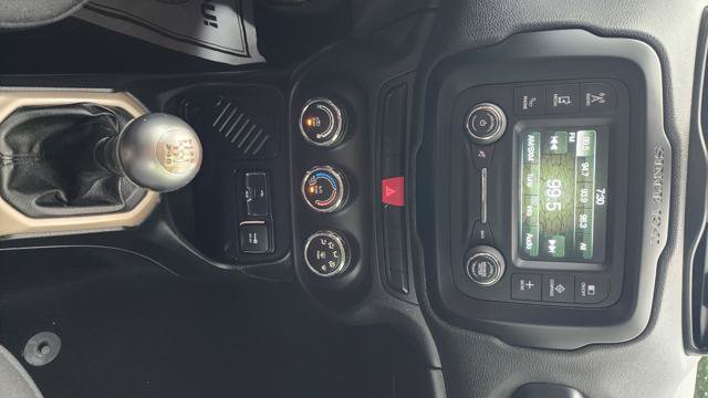 Used 2015 Jeep Renegade Latitude FWD image 21