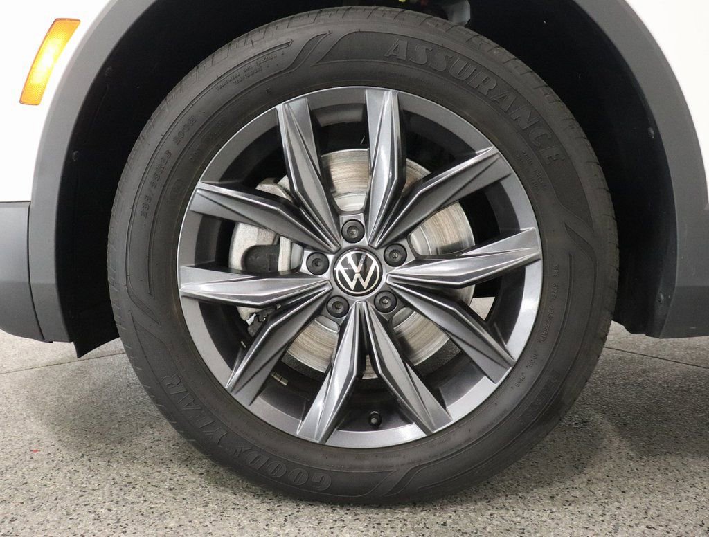 Used 2024 Volkswagen Tiguan SE w/ Panoramic Sunroof Package image 5