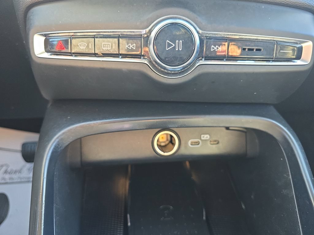 Used 2023 Volvo XC40 B4 Ultimate FWD image 31