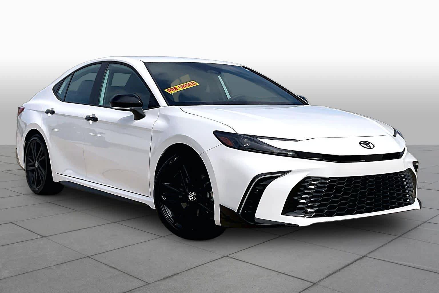 Used 2026 Toyota Camry Hybrid w/ Convenience Package FWD image 3