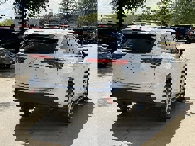 Used 2022 Toyota Highlander LE image 4