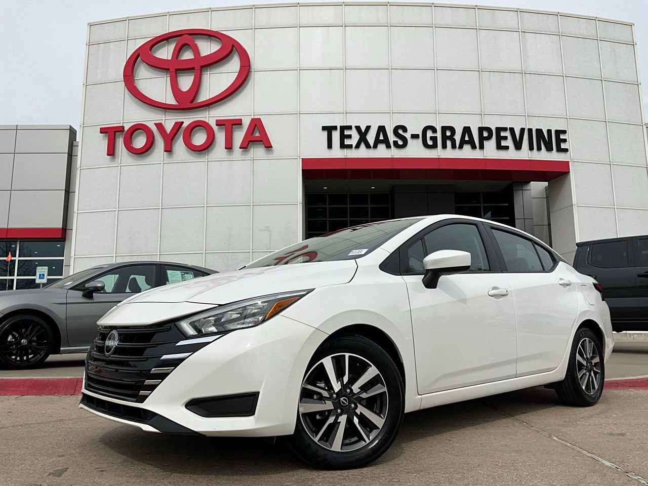 Used 2025 Nissan Versa SV image 2