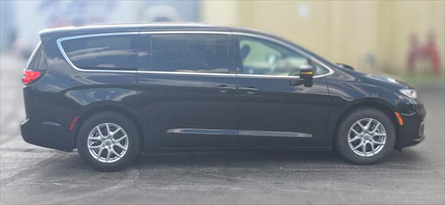 Used 2023 Chrysler Pacifica Touring-L FWD image 8