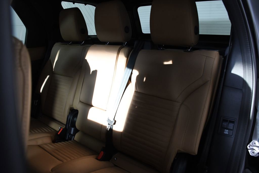 Used 2024 Land Rover Discovery Metropolitan Edition image 28