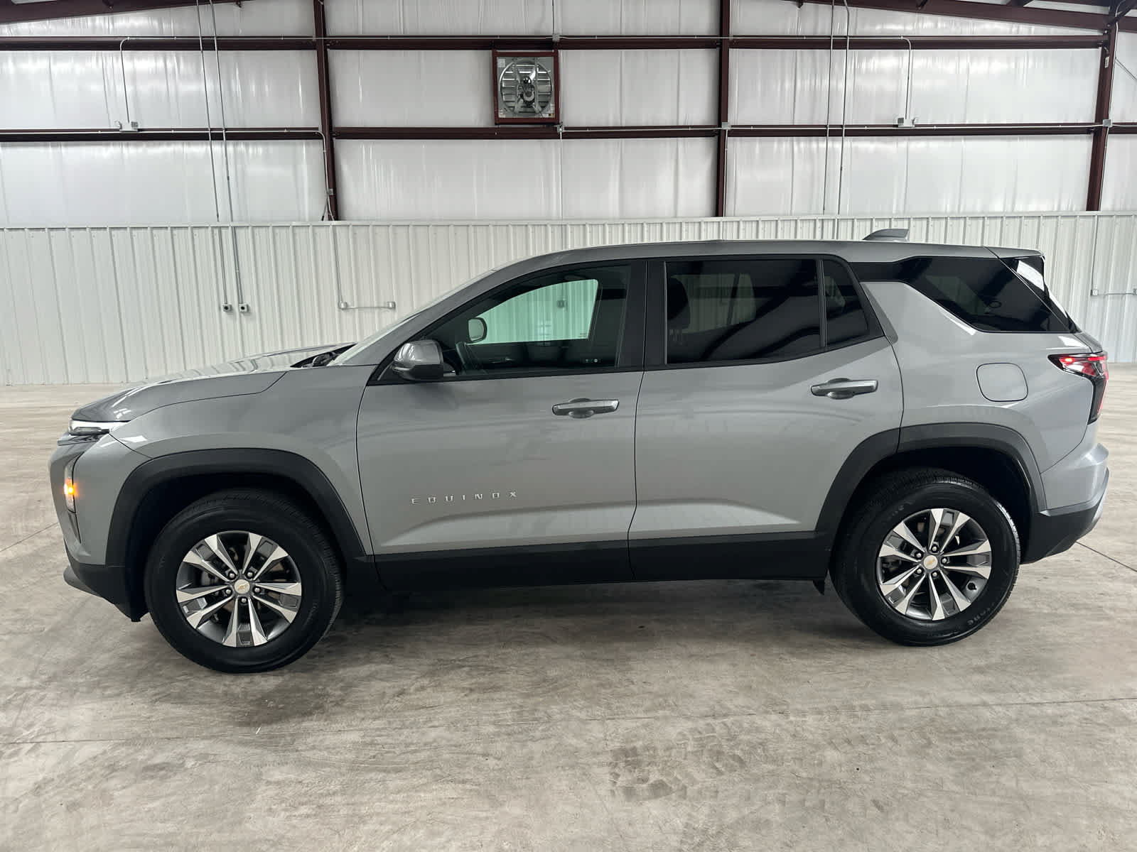 Used 2025 Chevrolet Equinox LT FWD image 2