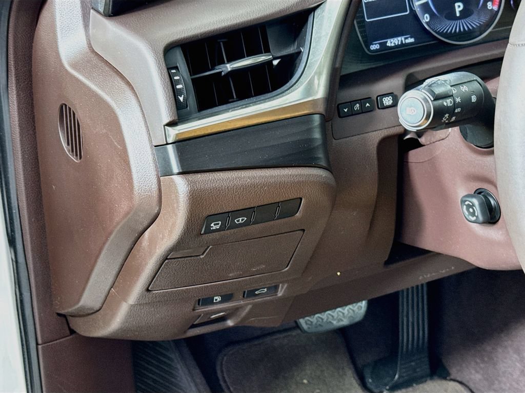 Used 2019 Lexus ES 350 Ultra Luxury w/ Accessory Package 2 FWD image 10