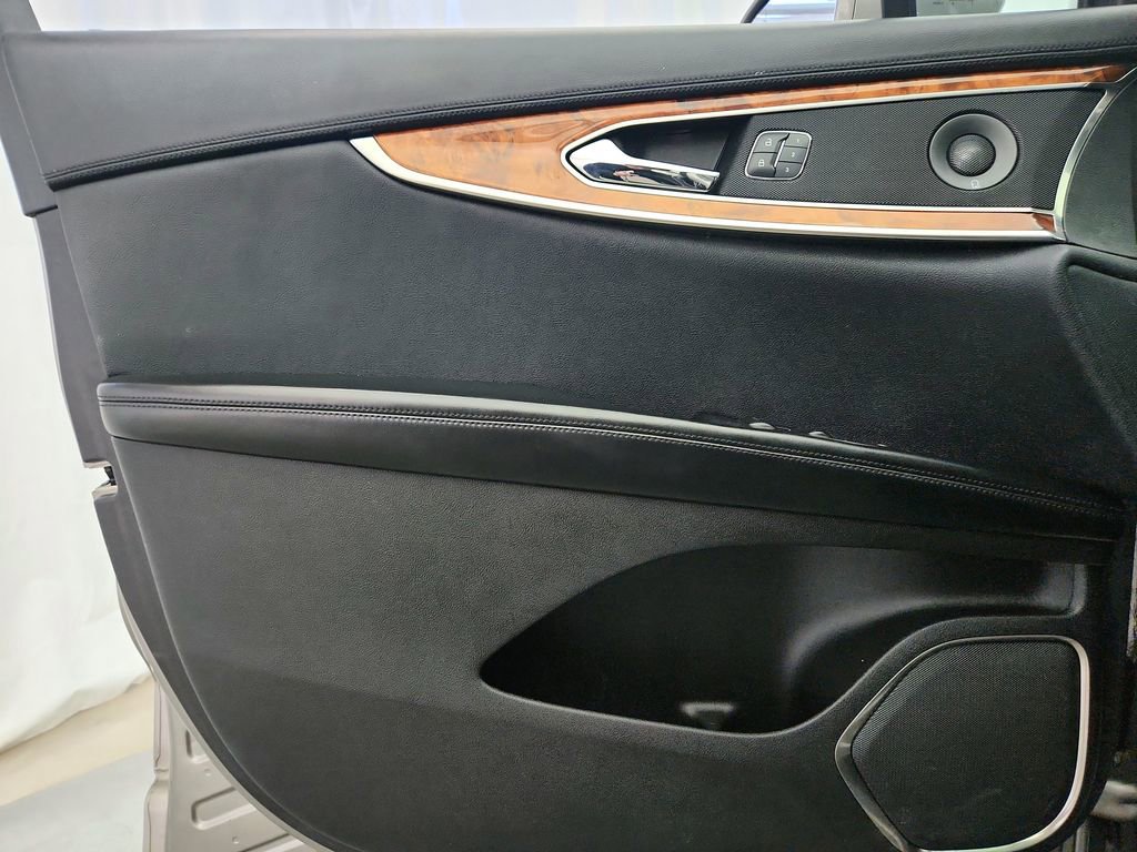 Used 2017 Lincoln MKX Reserve w/ Driver Assistance Package image 24