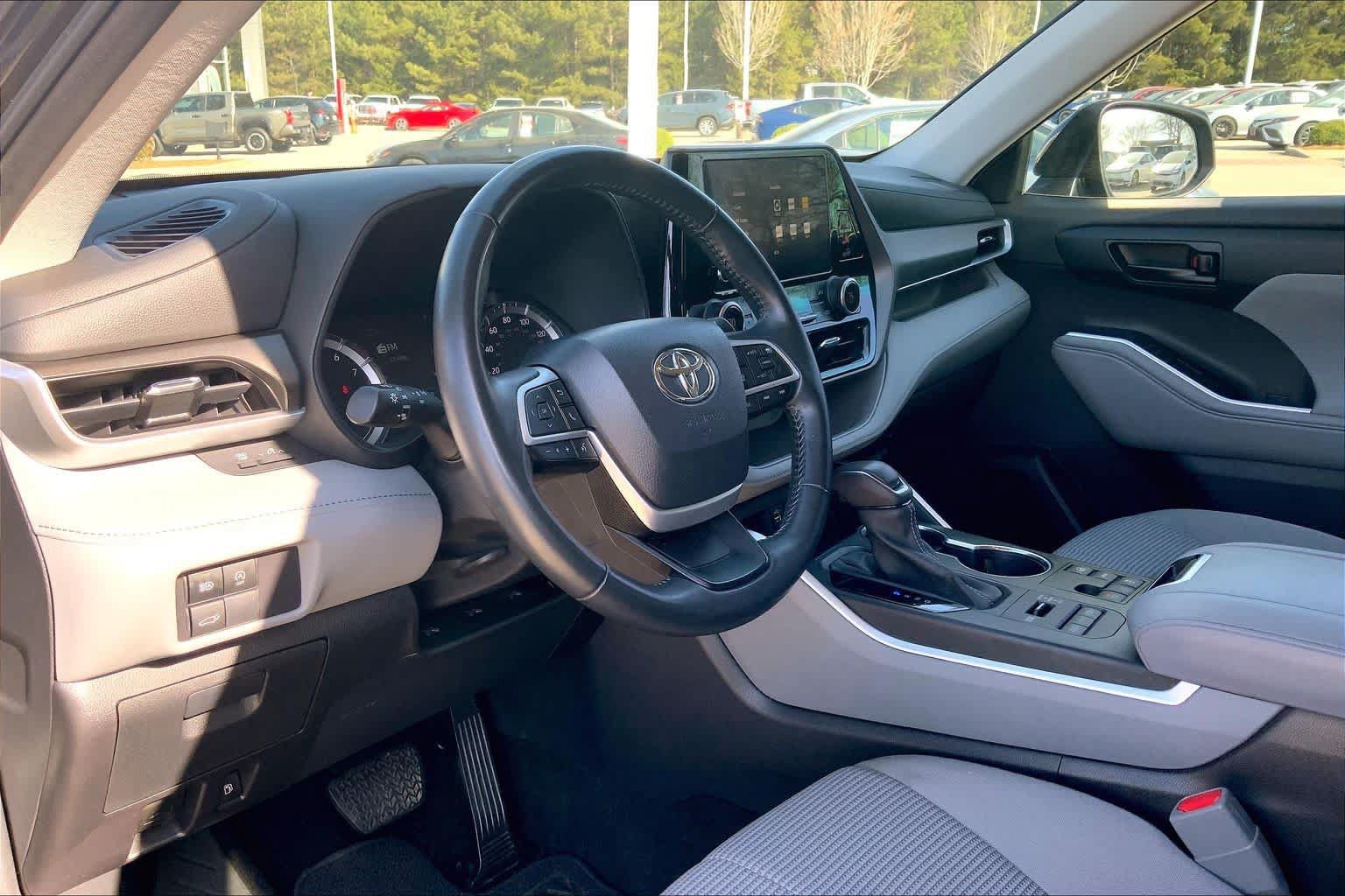 Used 2023 Toyota Highlander LE AWD/4WD image 29