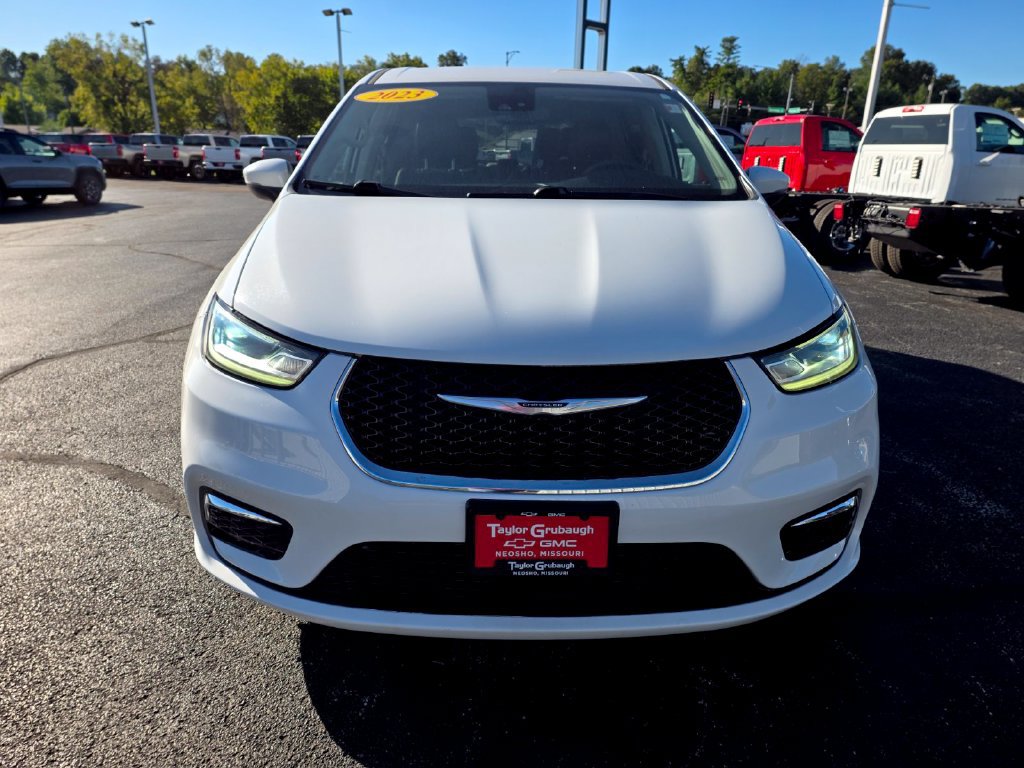 Used 2023 Chrysler Pacifica Touring-L FWD image 3