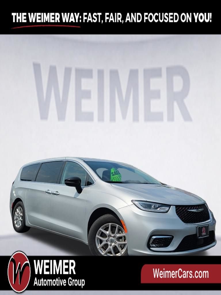 Used 2024 Chrysler Pacifica Touring-L FWD image 9
