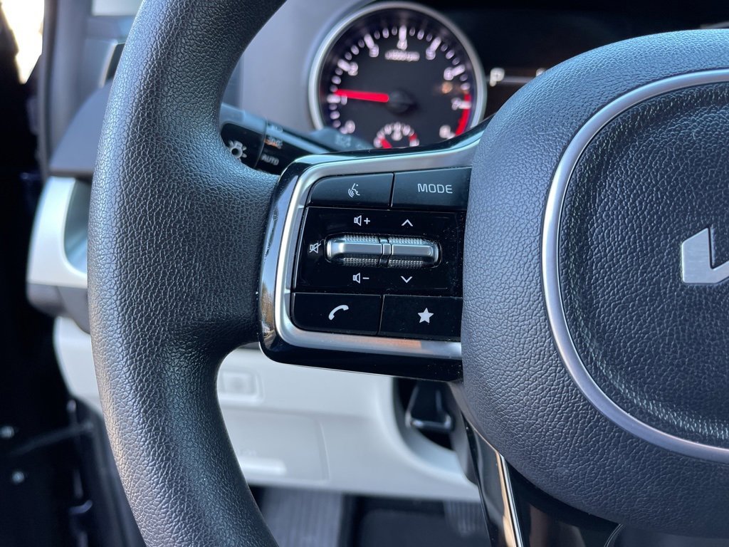 Certified 2023 Kia Carnival LX image 16