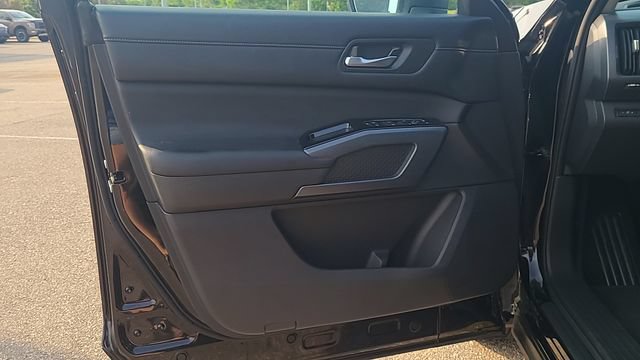 Used 2025 Nissan Pathfinder SL AWD/4WD image 9