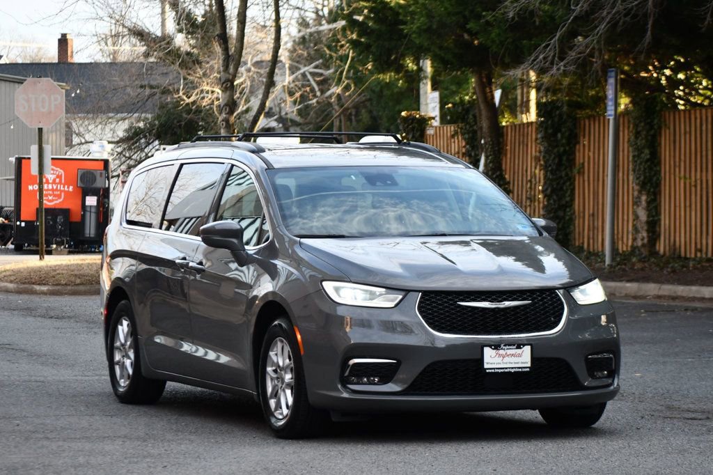 Used 2022 Chrysler Pacifica Touring-L image 10