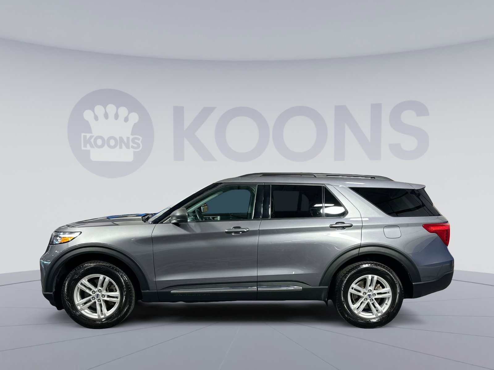 Used 2022 Ford Explorer XLT image 2