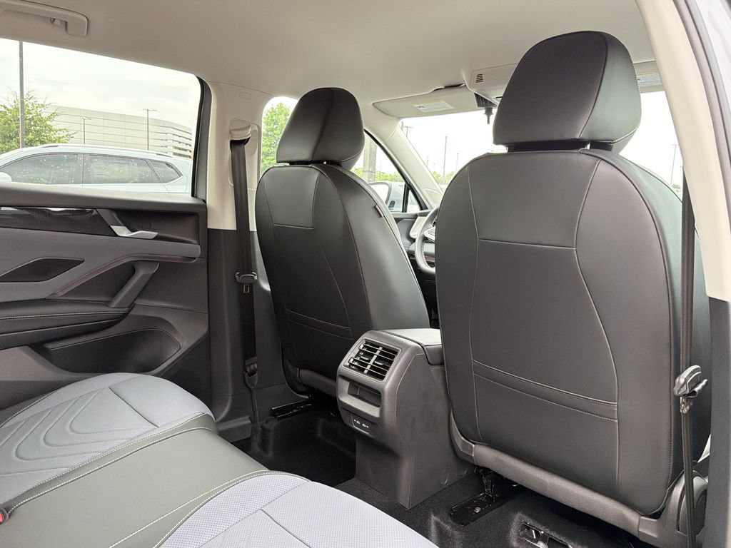 New 2026 Volkswagen Tiguan SE FWD image 17