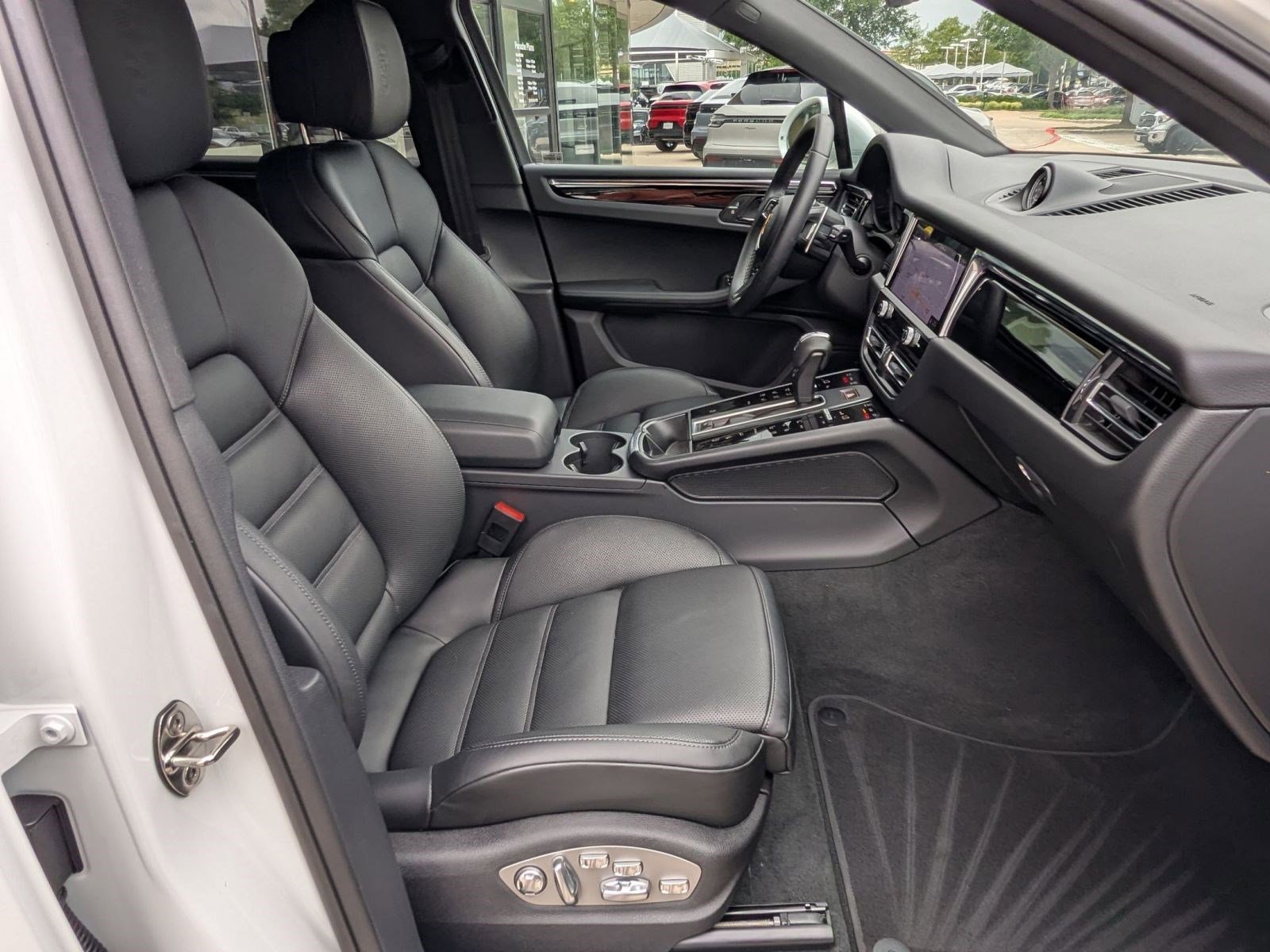 Certified 2026 Porsche Macan AWD/4WD image 25