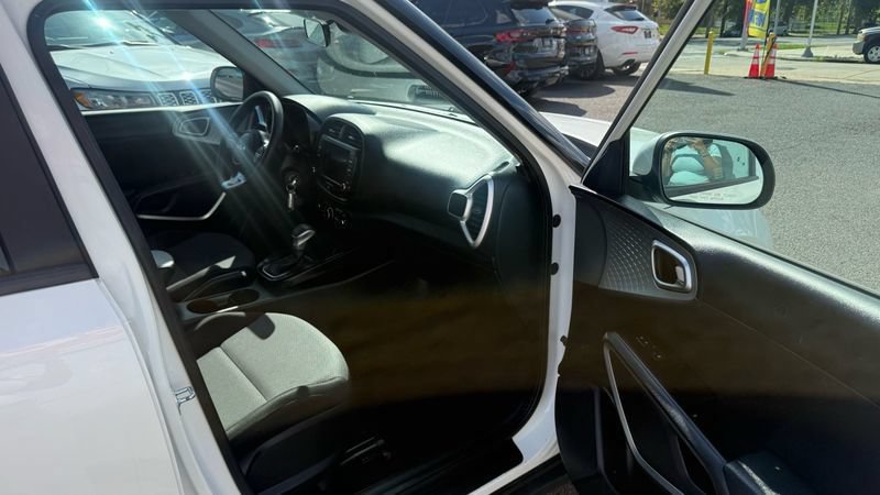 Used 2023 Kia Soul LX w/ LX Technology Package FWD image 46