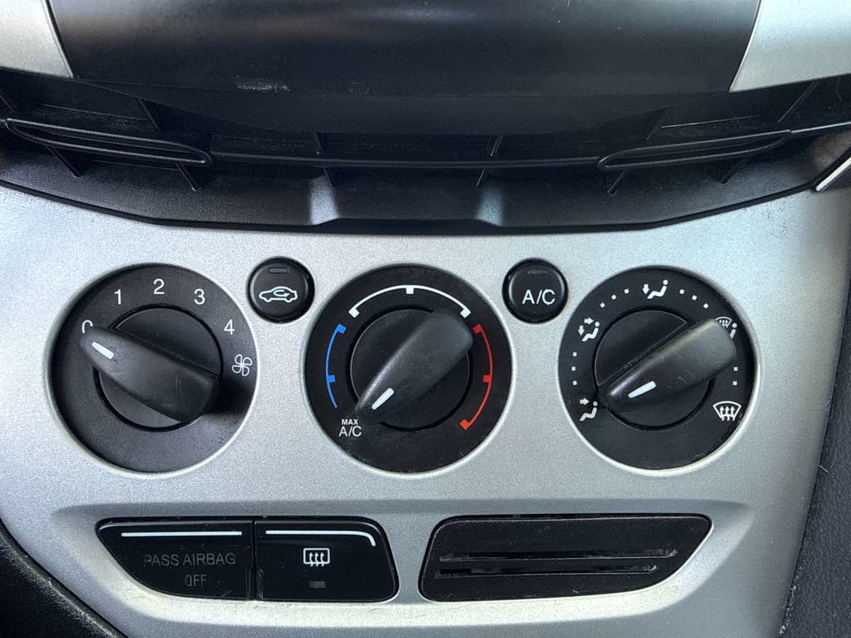 Used 2013 Ford Focus SE FWD image 29