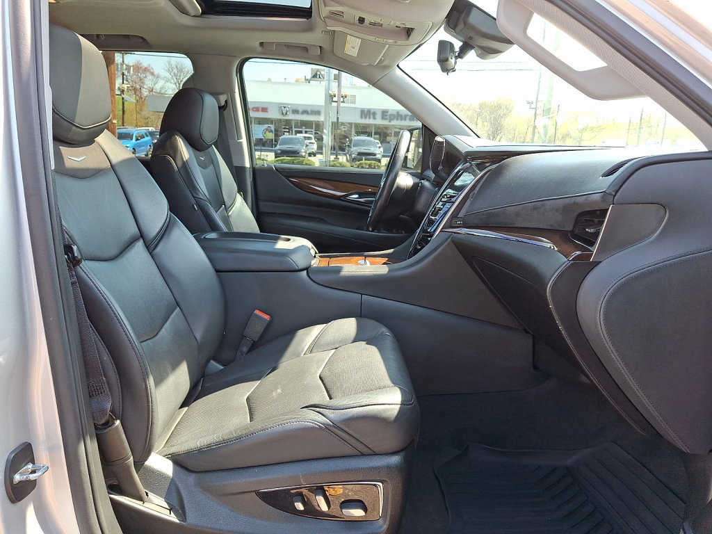 Used 2020 Cadillac Escalade Luxury AWD/4WD image 13