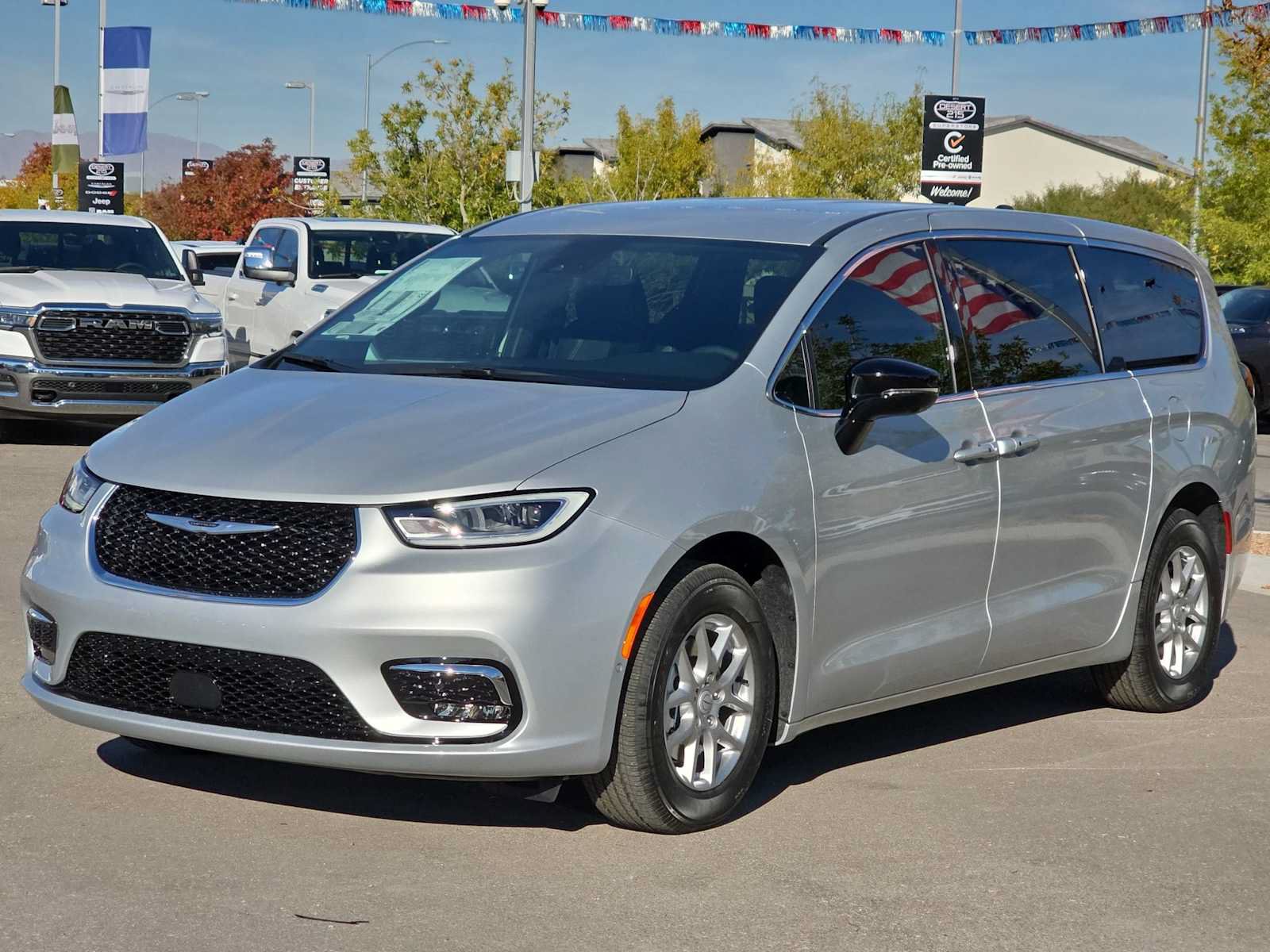 Used 2026 Chrysler Pacifica Select FWD image 4