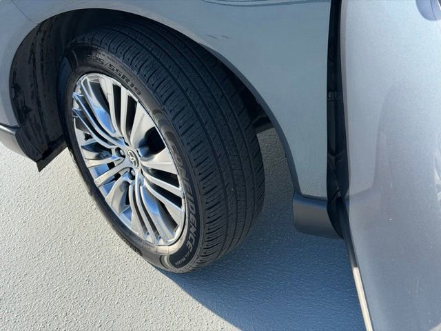 Used 2023 Toyota Venza XLE image 23