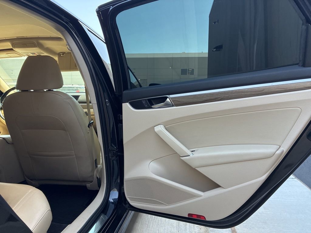 Used 2017 Volkswagen Passat 1.8T SEL Premium FWD image 11