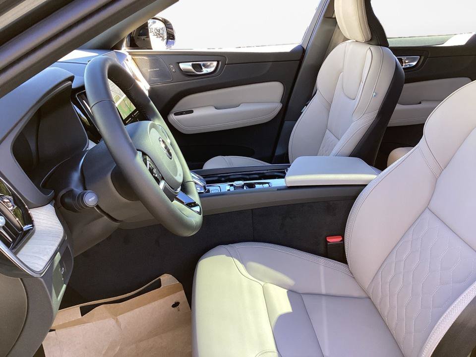 New 2027 Volvo XC60 B5 Plus AWD/4WD image 9