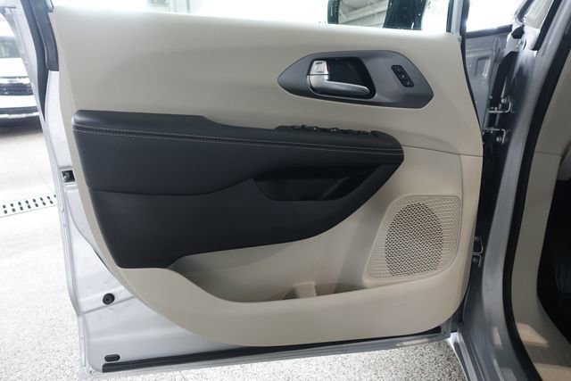 Used 2024 Chrysler Pacifica Touring-L FWD image 9