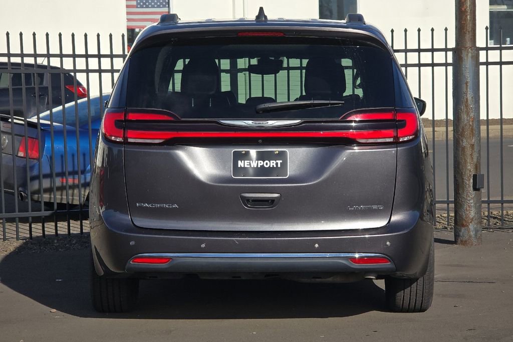 Used 2023 Chrysler Pacifica Limited image 4