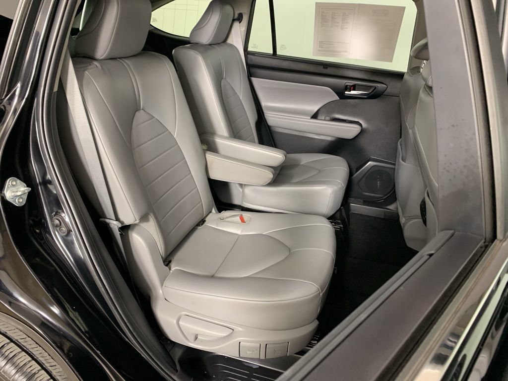 Used 2023 Toyota Highlander XLE AWD/4WD image 40