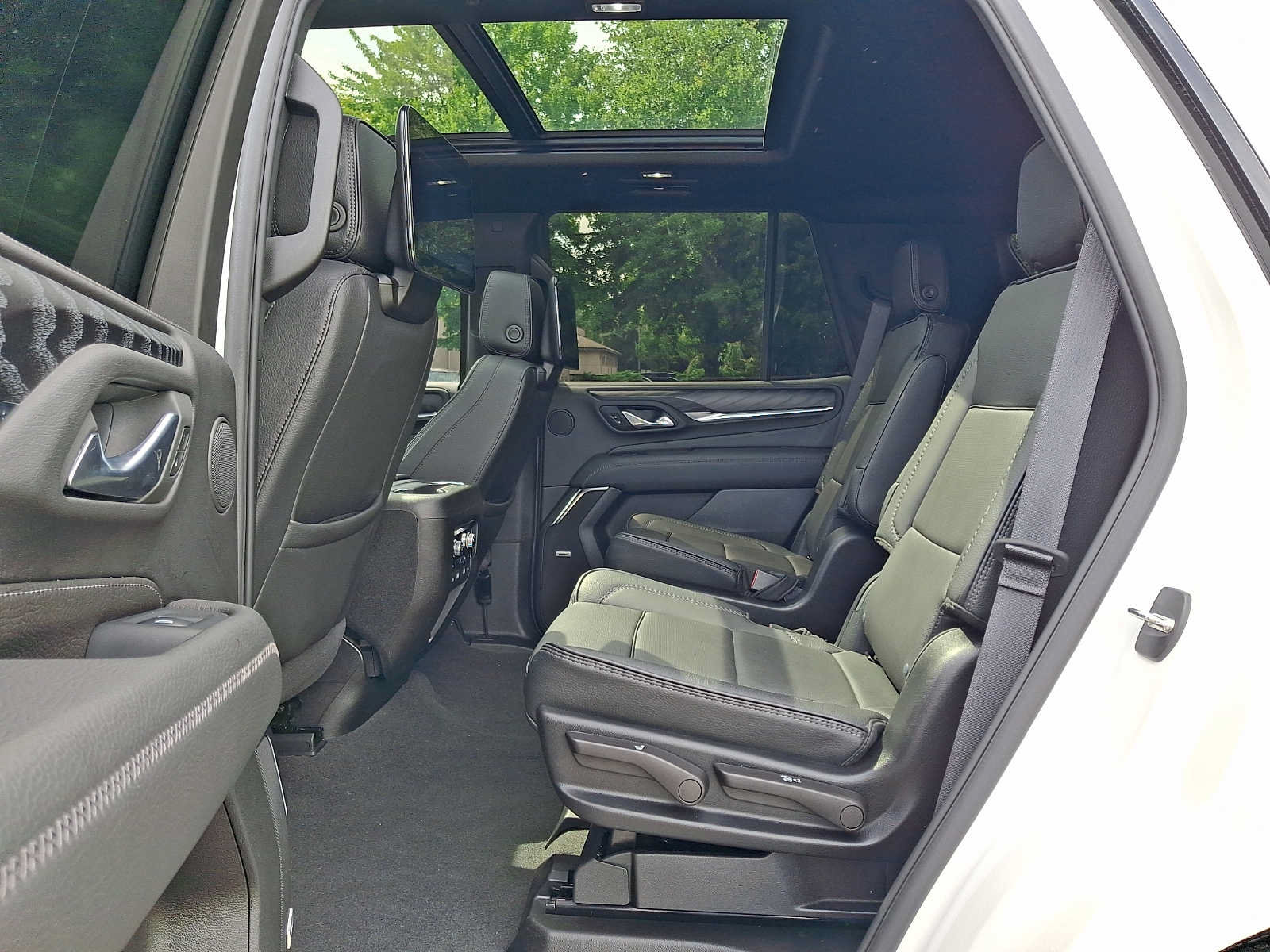Used 2024 GMC Yukon Denali w/ Advanced Technology Package AWD/4WD image 10