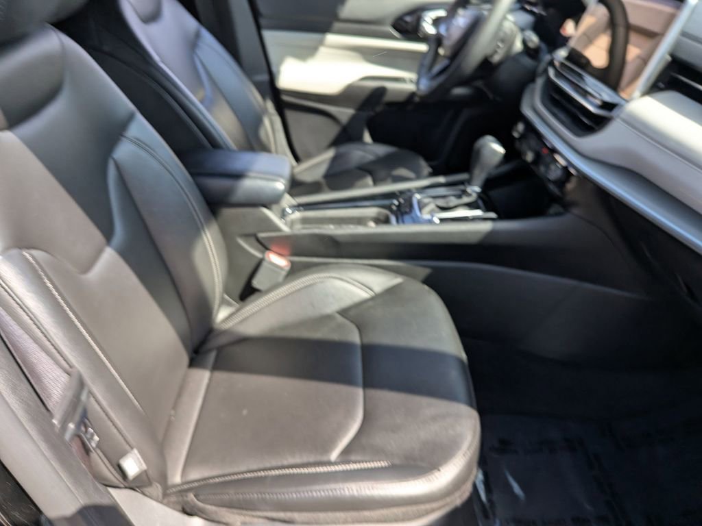 Used 2025 Jeep Compass Limited image 30