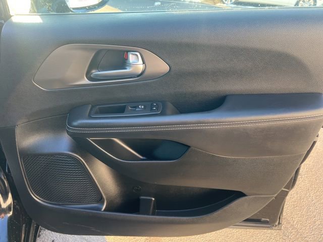 Used 2026 Chrysler Pacifica Select image 32
