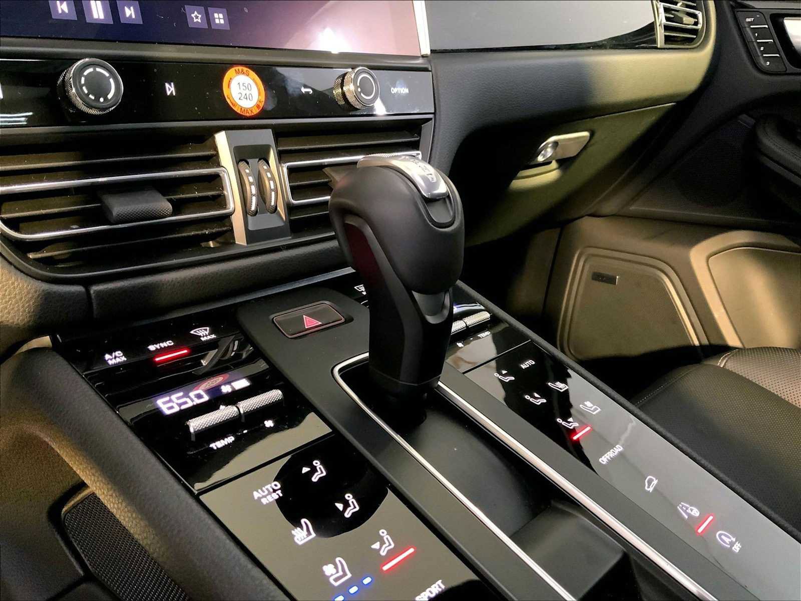 Certified 2025 Porsche Macan image 17